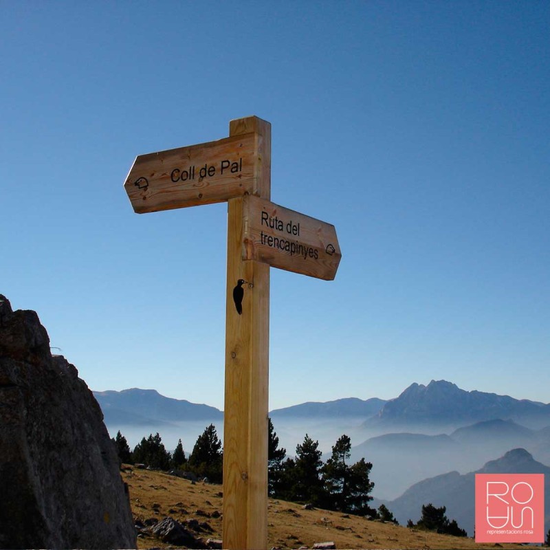 Banderoles de senyalització amb fusta i lletres gravades