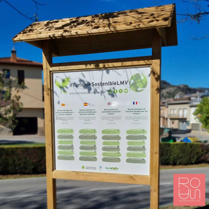 Cartellera de fusta amb teulada per indicació de camins