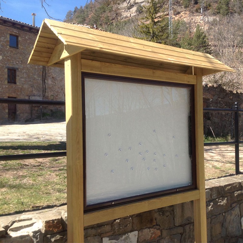 Cartellera de fusta amb vitrina