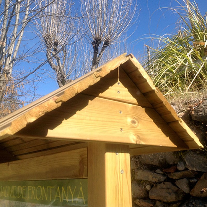 Cartellera de fusta amb vitrina