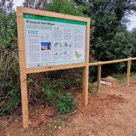 Cartellera de fusta sense teulada per espais naturals protegits