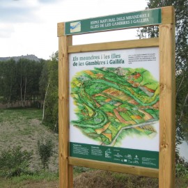 Cartellera de fusta amb rètol sense teulada