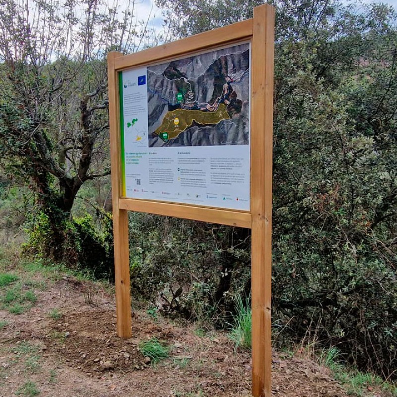 Cartellera de fusta sense teulada