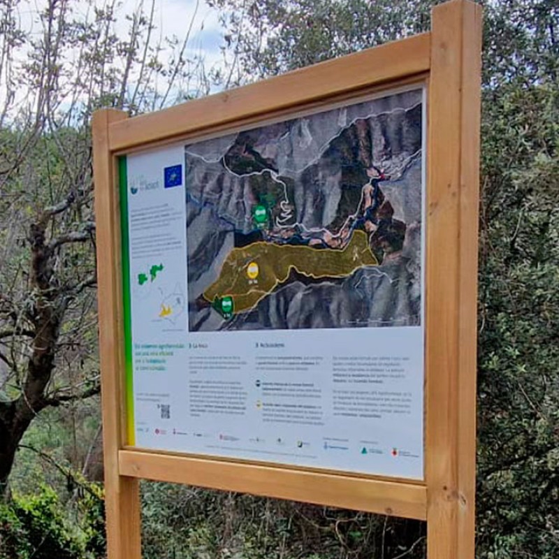 Cartellera de fusta sense teulada