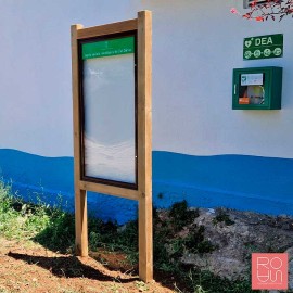 Cartellera de fusta amb vitrina i sense teulada