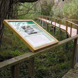 Faristol amb marc de fusta i lletres gravades en braille