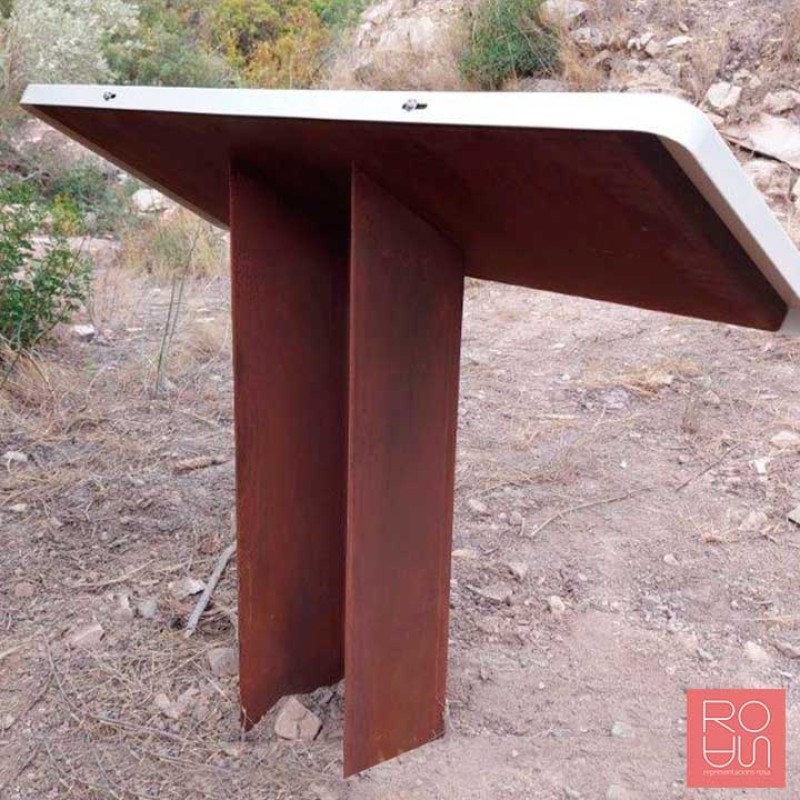 Faristol Interpretatiu amb Peu d'Acer Corten: Estètica Natural i Informació Resistent