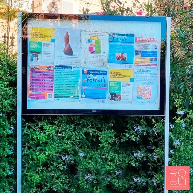 Vitrina  d'informació Edge amb gruix de 80 mm amb postes